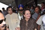 Dilip Kumar with Saira Banu leaves for Hajj in Mumbai Airport on 2nd Jan 2013 (7).JPG